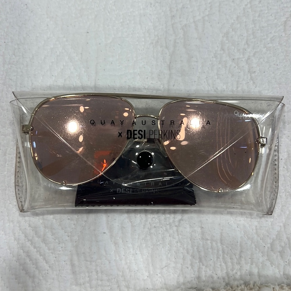 Like new Quay X Desi Perkins aviators
